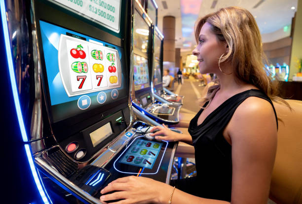 bolabet European Roulette live table with wheel, betting layout, and dealer